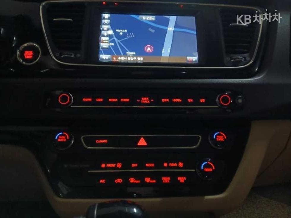 Kia All New Carnival7-seater (Limousine) 2.2 Diesel Limousine VIP - 13