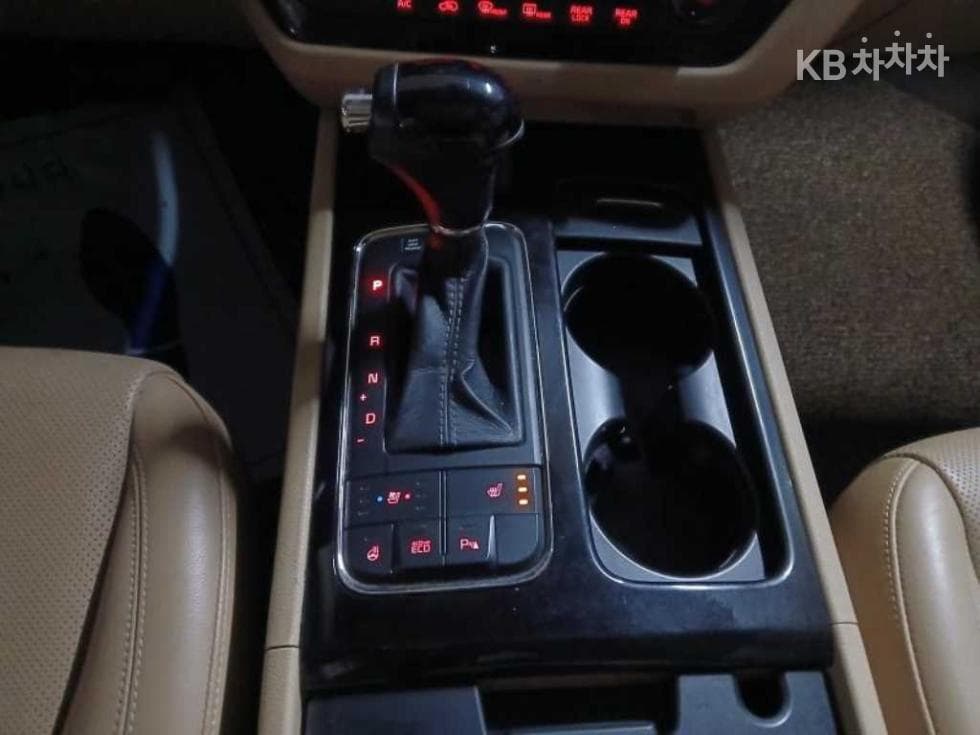 Kia All New Carnival7-seater (Limousine) 2.2 Diesel Limousine VIP - 14