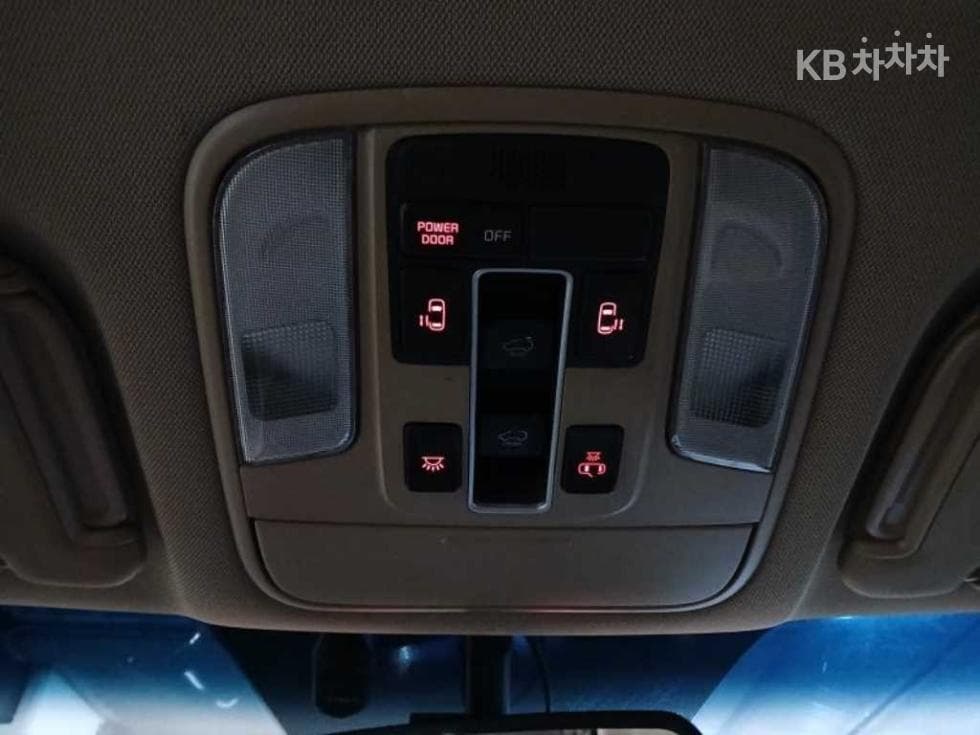 Kia All New Carnival7-seater (Limousine) 2.2 Diesel Limousine VIP - 15