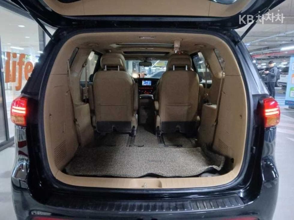Kia All New Carnival7-seater (Limousine) 2.2 Diesel Limousine VIP - 18