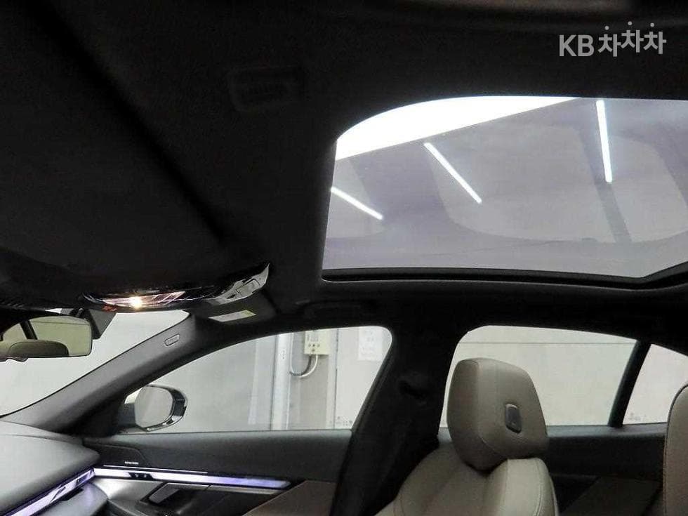 BMW Нов5 Серия(G60)520i Стандартен - 16