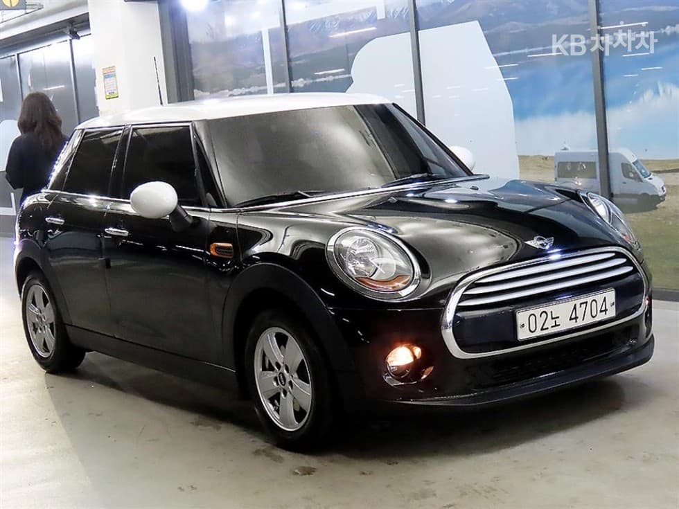 Mini Cooper 5-door 1.5 Standard - Image 1