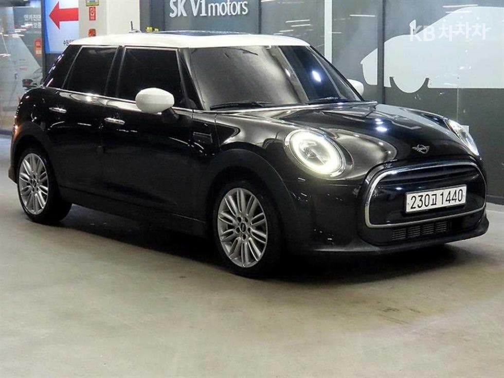 Mini Cooper 5-door 1.5 Classic Plus Launch Pack - Image 1