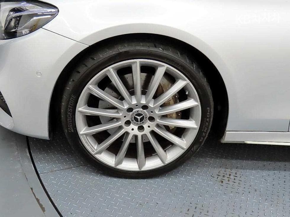 Mercedes-Benz E-Class (W213)E350 4MATIC AMG Line - 20