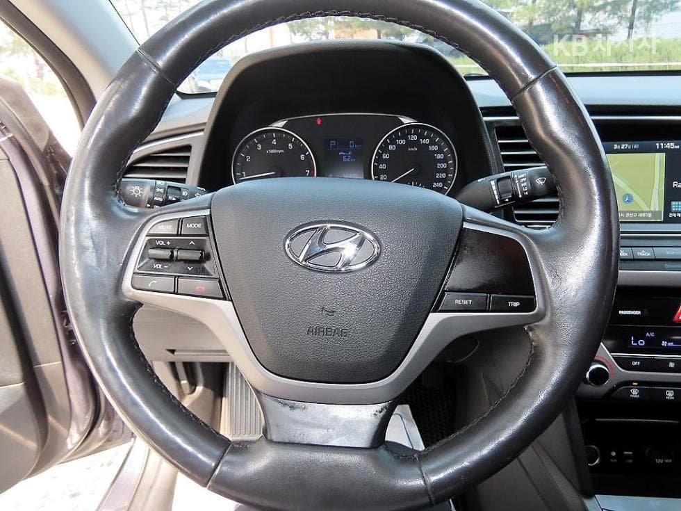 Hyundai Avante (Elantra)AD1.6 GDi Smart Special (special feature/edition) - 8
