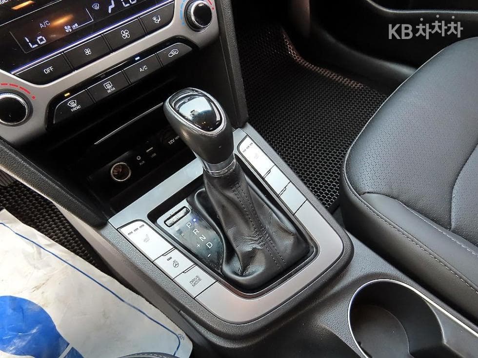 Hyundai Avante (Elantra)AD1.6 GDi Smart Special (special feature/edition) - 10