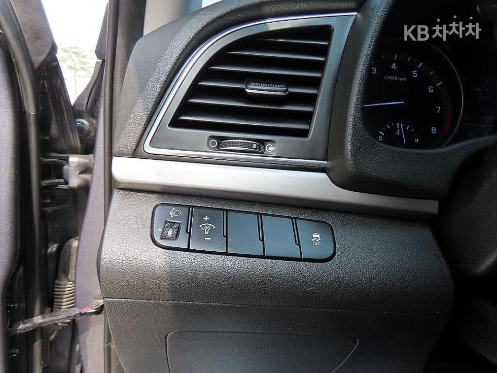 Hyundai Avante (Elantra)AD1.6 GDi Smart Special (special feature/edition) - 12