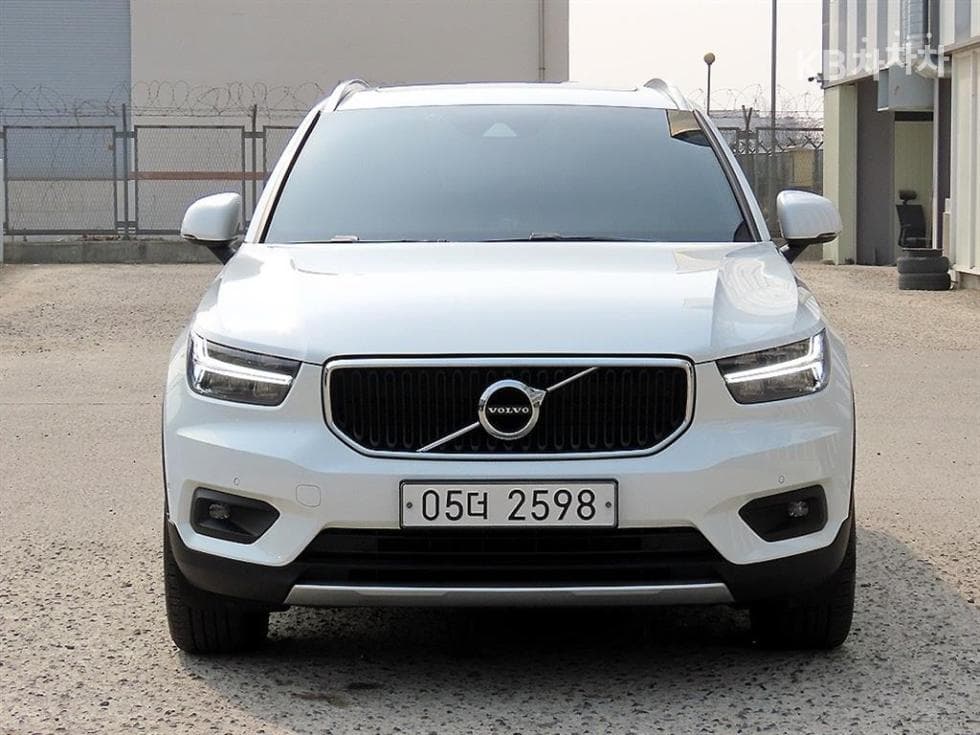 Volvo XC40 T4 AWD Momentum - Image 1