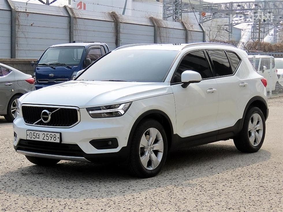 Volvo XC40T4 AWD Momentum - 2