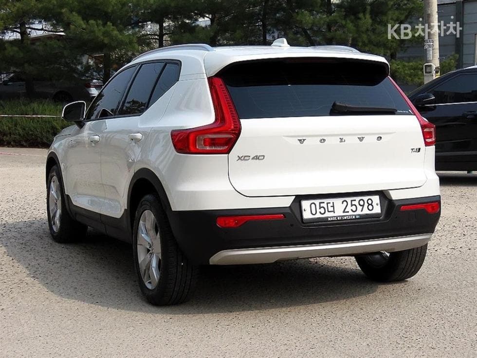 Volvo XC40T4 AWD Momentum - 3