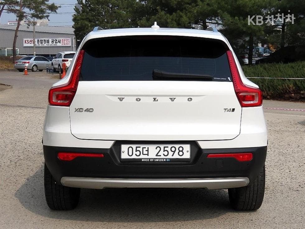 Volvo XC40T4 AWD Momentum - 4