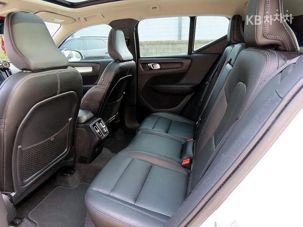 Volvo XC40T4 AWD Momentum - 6