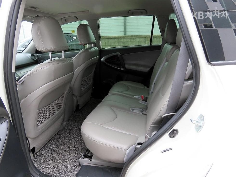 Toyota RAV42.5 4WD - 6