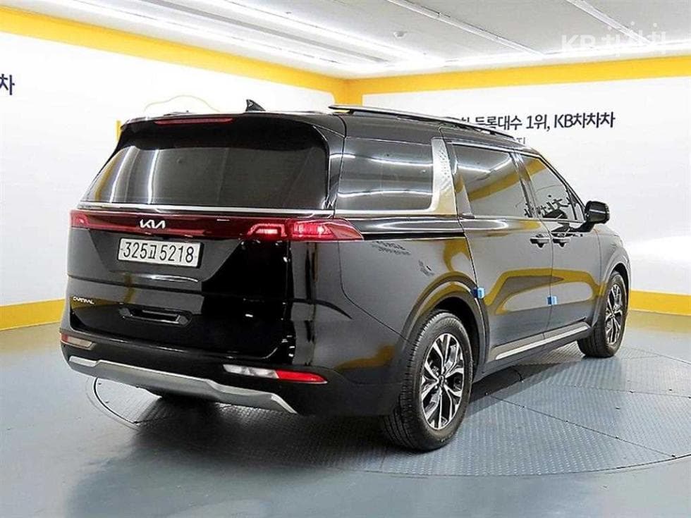Kia Carnival 4th generationD2.2 9-seater Signature - 4