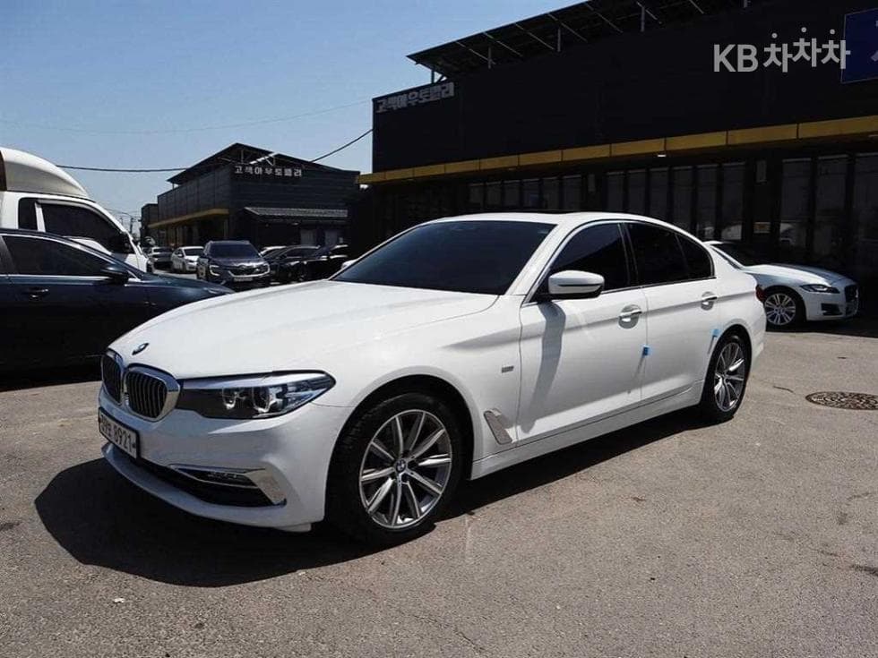 BMW 올New5 Series (G30) 520i Luxury - Image 1