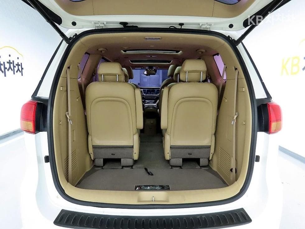 Kia All New Carnival9-seater 2.2 Diesel Noblesse - 5