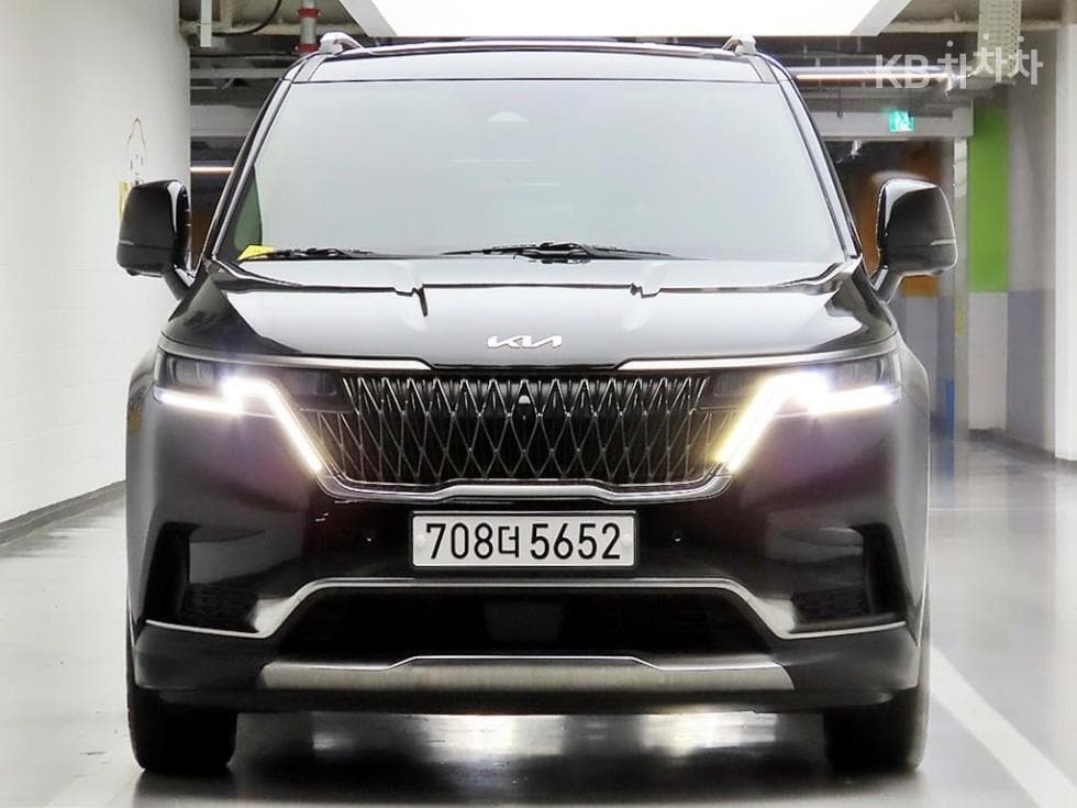 Kia Carnival 4th generation D2.2 11-seater Signature - Image 1