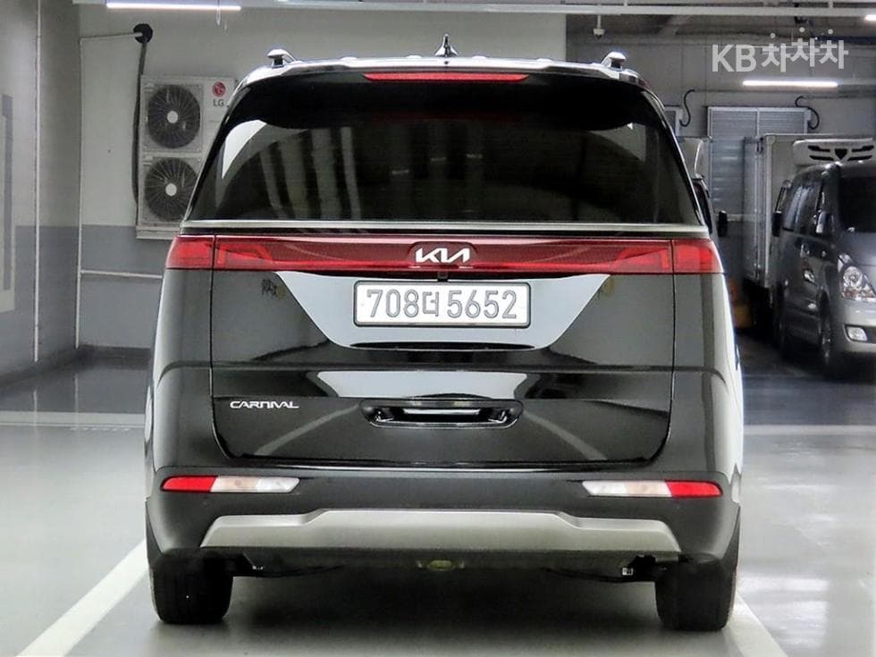 Kia Carnival 4th generationD2.2 11-seater Signature - 3
