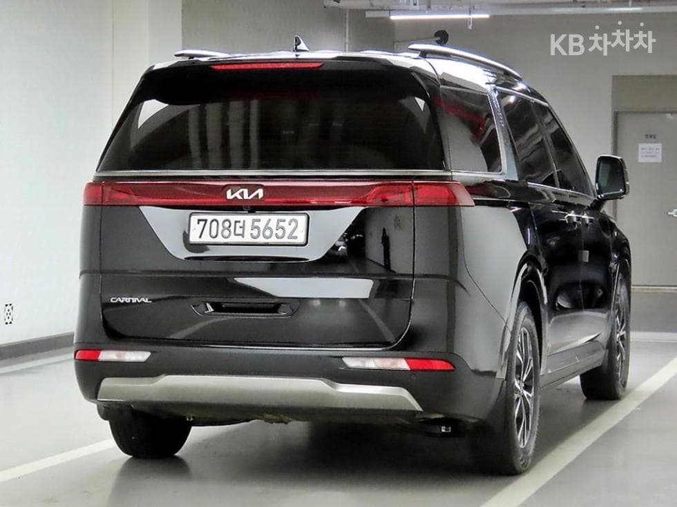 Kia Carnival 4th generationD2.2 11-seater Signature - 4