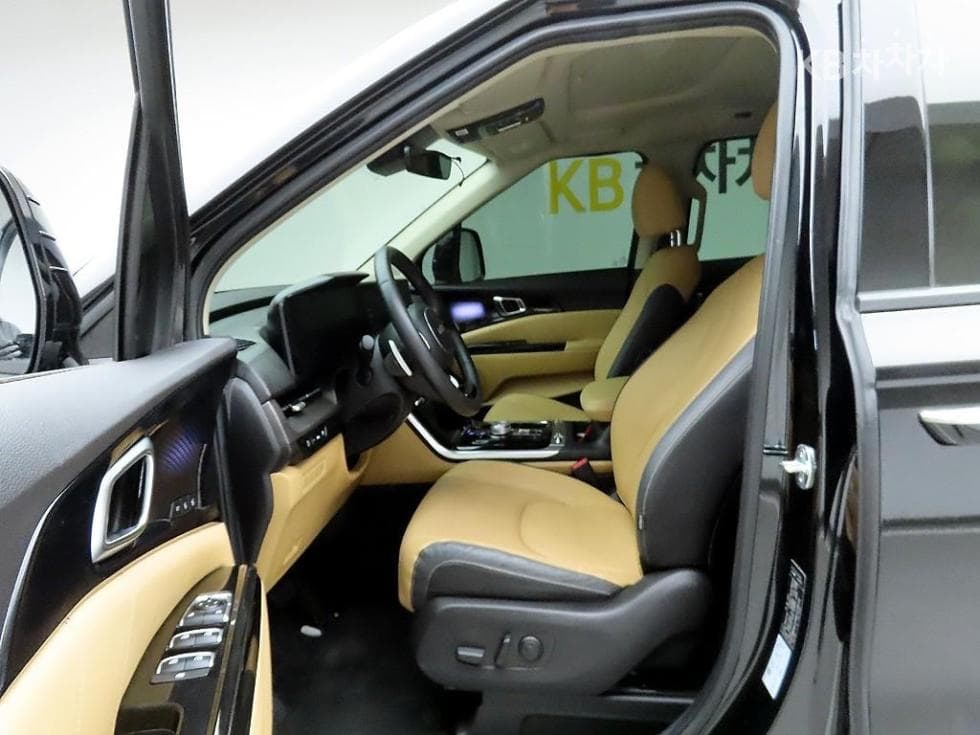 Kia Carnival 4th generationD2.2 11-seater Signature - 12