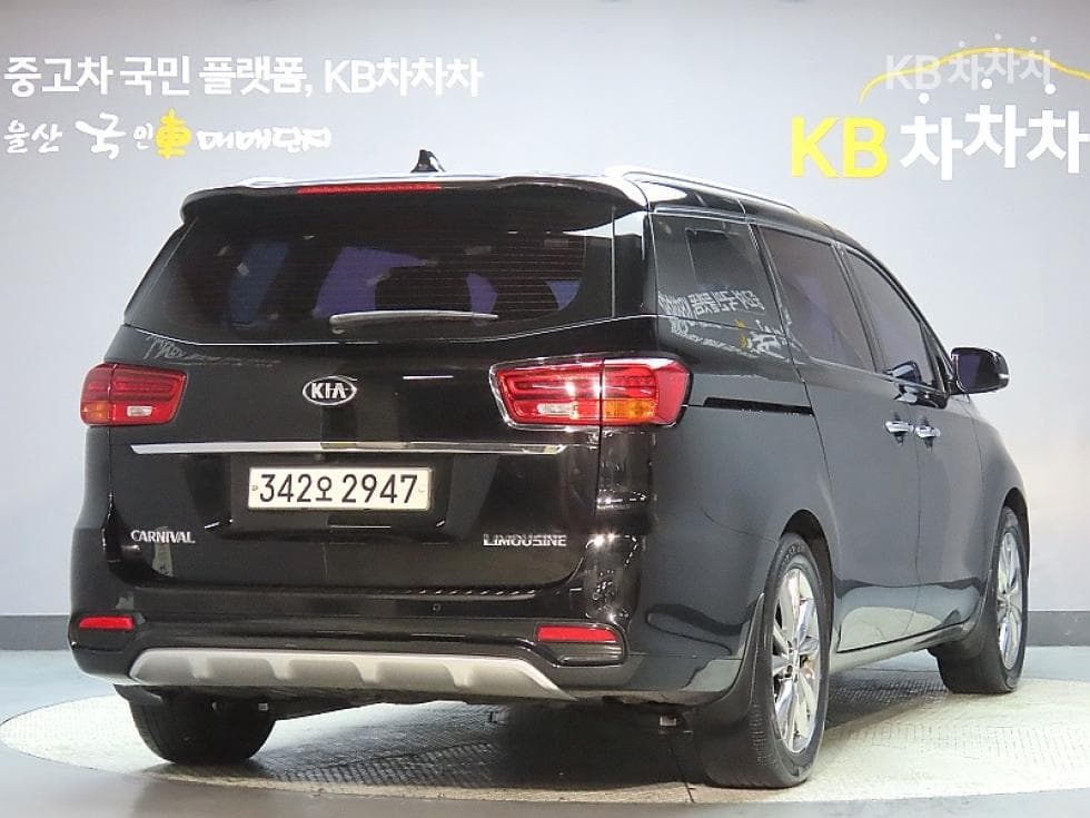 Kia The New (facelift) Carnival7-seater (Limousine) 2.2 Diesel Limousine VIP - 2