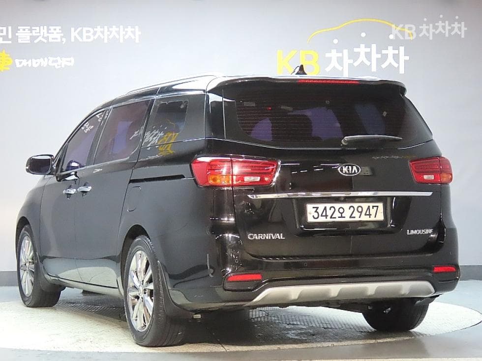 Kia The New (facelift) Carnival7-seater (Limousine) 2.2 Diesel Limousine VIP - 4