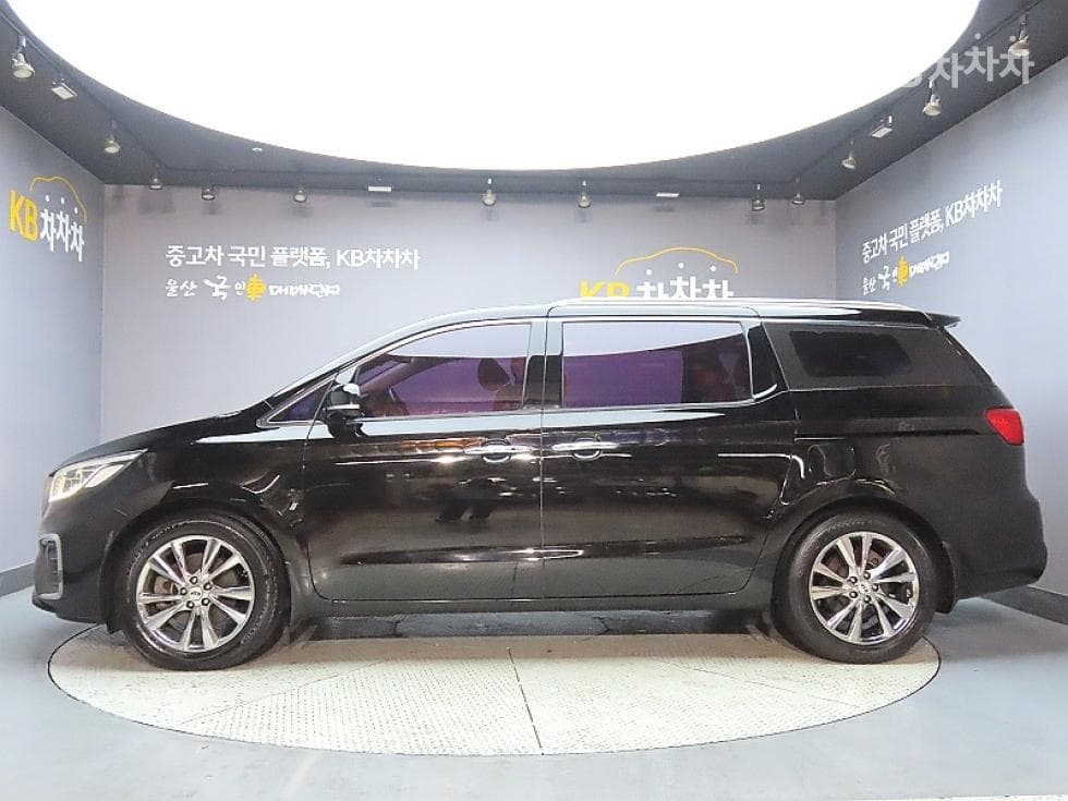 Kia The New (facelift) Carnival7-seater (Limousine) 2.2 Diesel Limousine VIP - 5