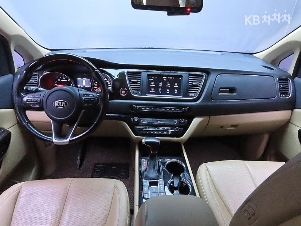 Kia The New (facelift) Carnival7-seater (Limousine) 2.2 Diesel Limousine VIP - 6