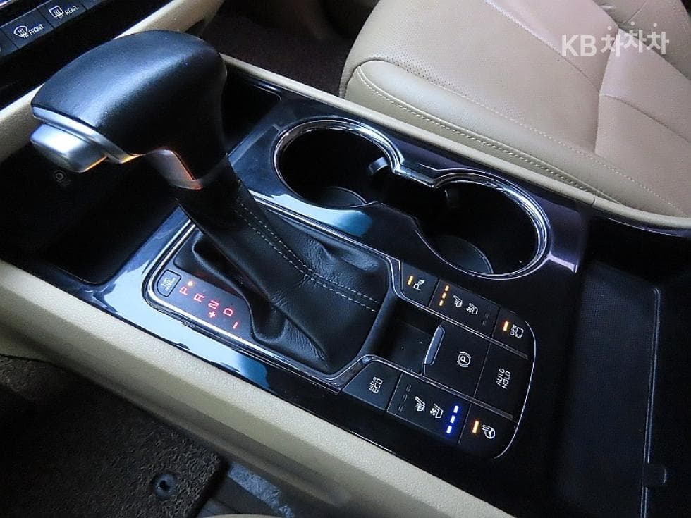 Kia The New (facelift) Carnival7-seater (Limousine) 2.2 Diesel Limousine VIP - 9