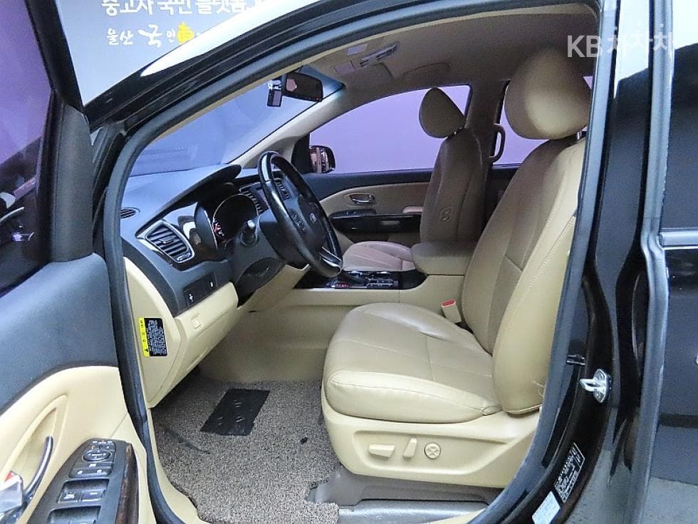 Kia The New (facelift) Carnival7-seater (Limousine) 2.2 Diesel Limousine VIP - 10