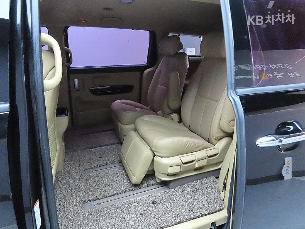 Kia The New (facelift) Carnival7-seater (Limousine) 2.2 Diesel Limousine VIP - 11