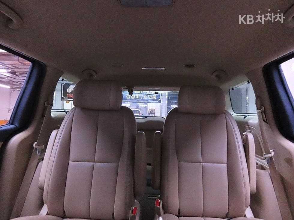 Kia The New (facelift) Carnival7-seater (Limousine) 2.2 Diesel Limousine VIP - 12
