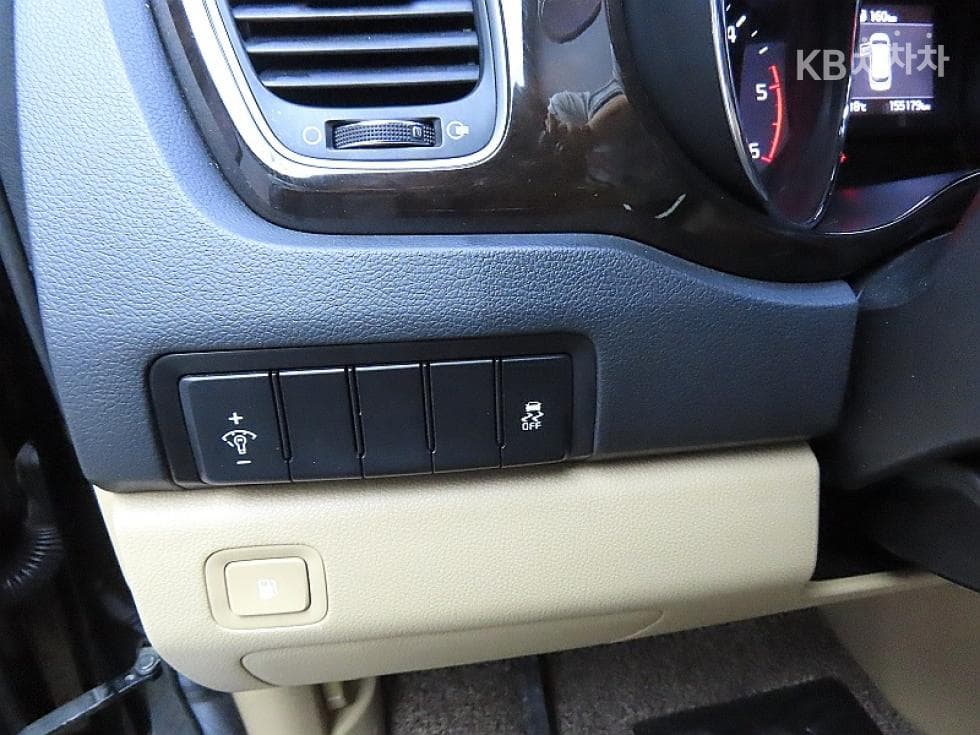Kia The New (facelift) Carnival7-seater (Limousine) 2.2 Diesel Limousine VIP - 13