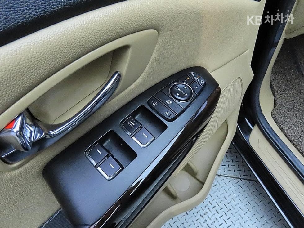 Kia The New (facelift) Carnival7-seater (Limousine) 2.2 Diesel Limousine VIP - 14