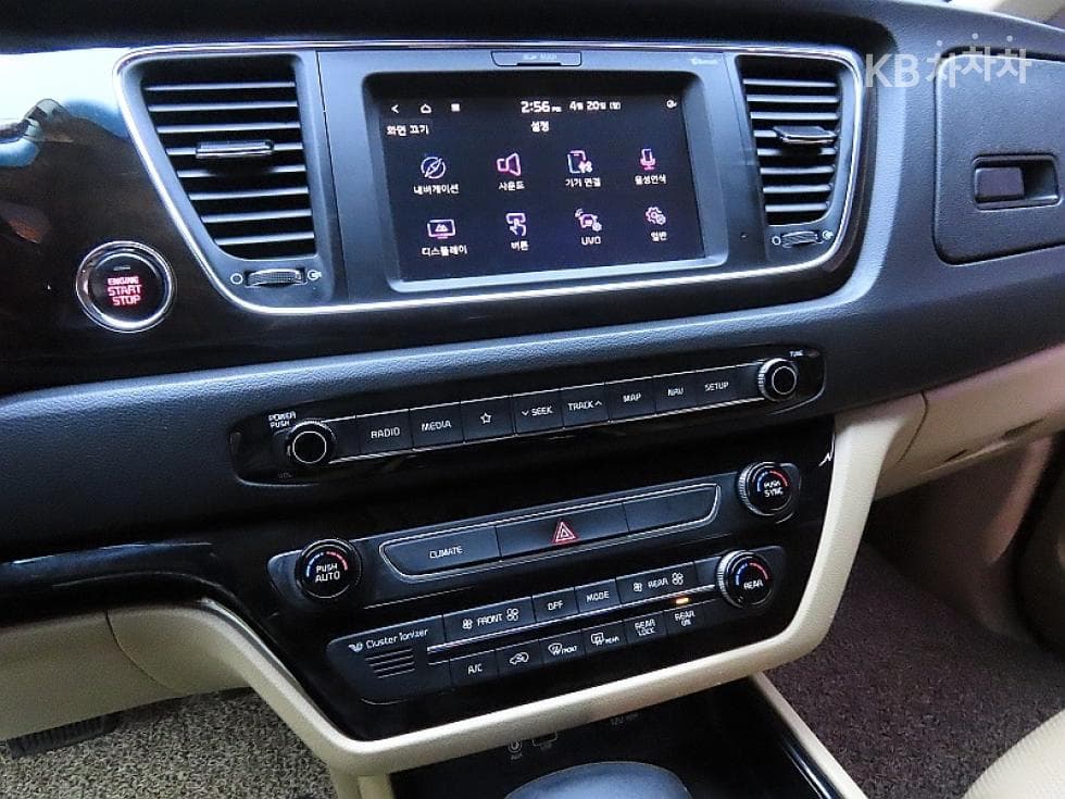 Kia The New (facelift) Carnival7-seater (Limousine) 2.2 Diesel Limousine VIP - 17