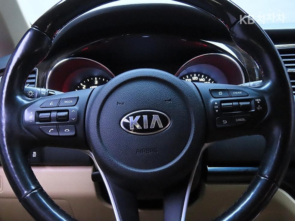 Kia The New (facelift) Carnival7-seater (Limousine) 2.2 Diesel Limousine VIP - 18