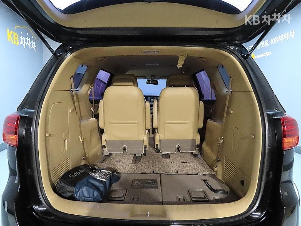 Kia The New (facelift) Carnival7-seater (Limousine) 2.2 Diesel Limousine VIP - 19