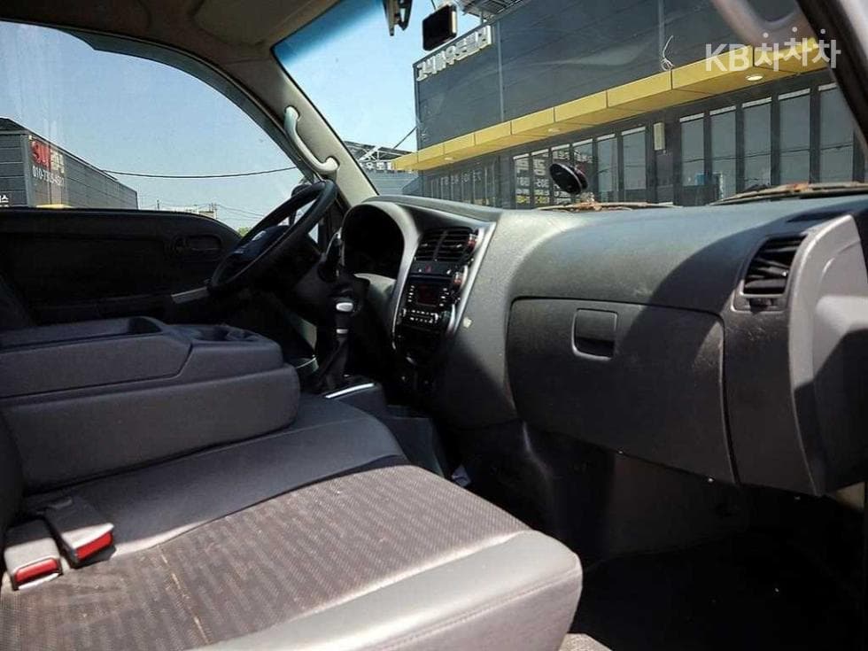 Киа The New (фейслифт) Бонго 3 (лек)Box Truck 1 тон 표준형 Королевска кабина Удължено междуосие L - 13