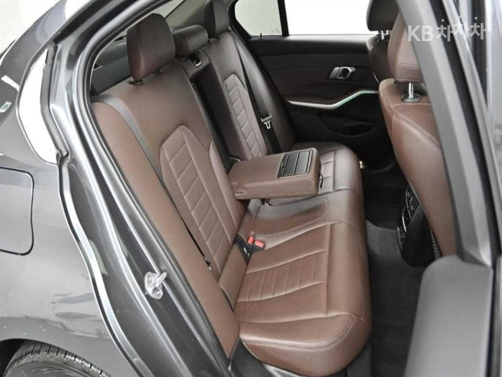 BMW 3 Series (G20)320d xDrive Luxury Line - 12
