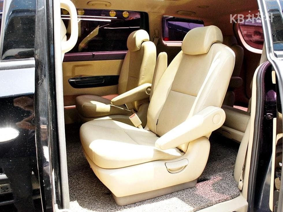 Kia The New (facelift) Carnival9-seater 2.2 Diesel Prestige - 6