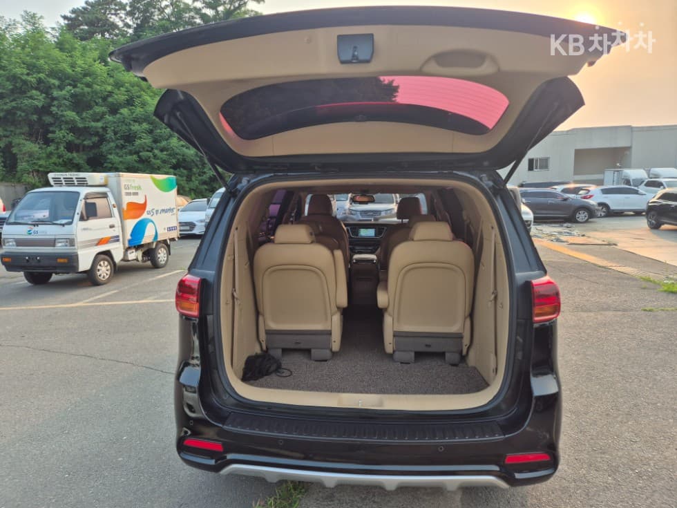 Kia The New (facelift) Carnival9-seater 2.2 Diesel Prestige - 18