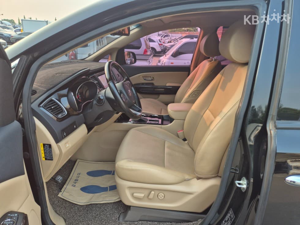 Kia The New (facelift) Carnival9-seater 2.2 Diesel Prestige - 5