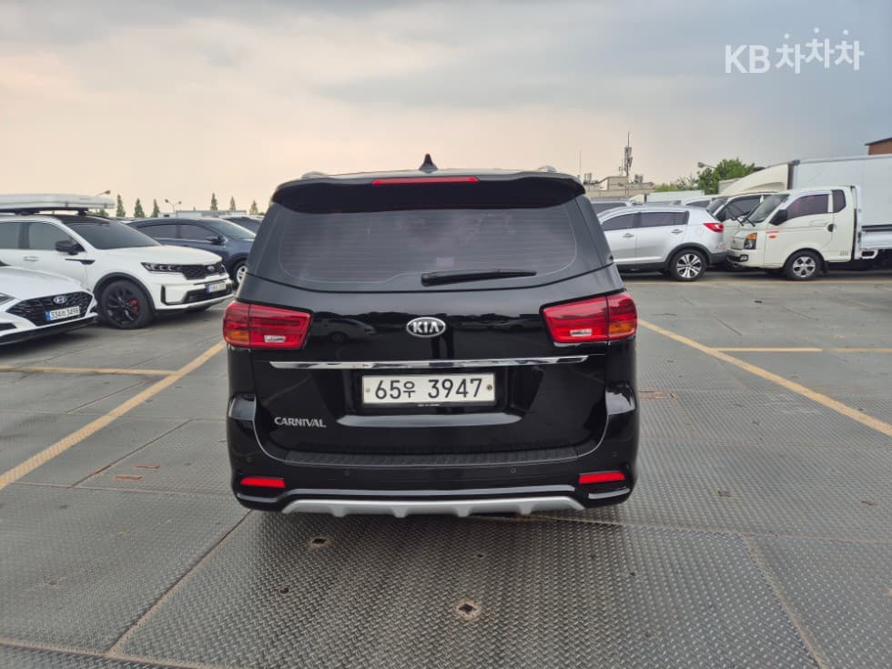 Kia The New (facelift) Carnival9-seater 2.2 Diesel Prestige - 3