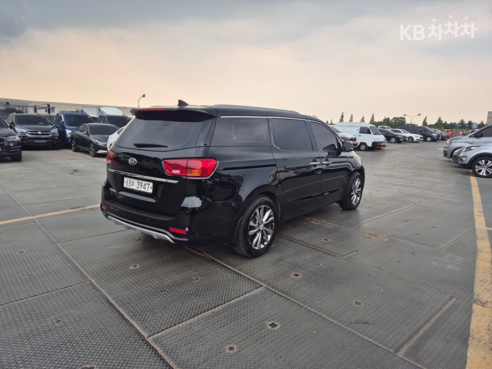 Kia The New (facelift) Carnival9-seater 2.2 Diesel Prestige - 4