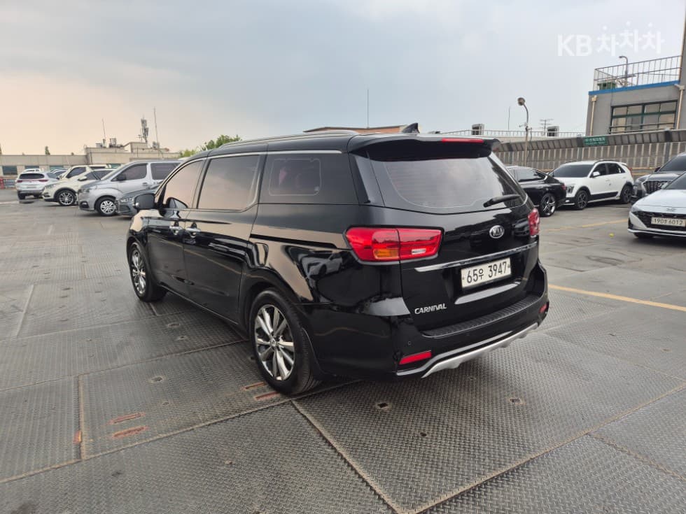 Kia The New (facelift) Carnival9-seater 2.2 Diesel Prestige - 22