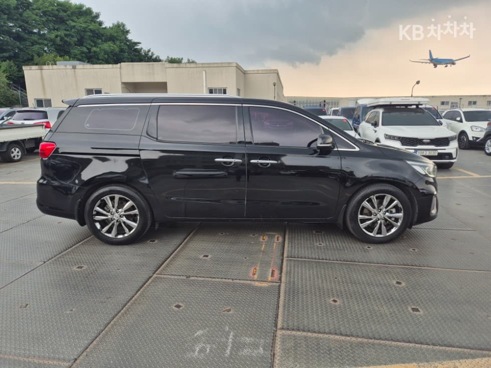 Kia The New (facelift) Carnival9-seater 2.2 Diesel Prestige - 23