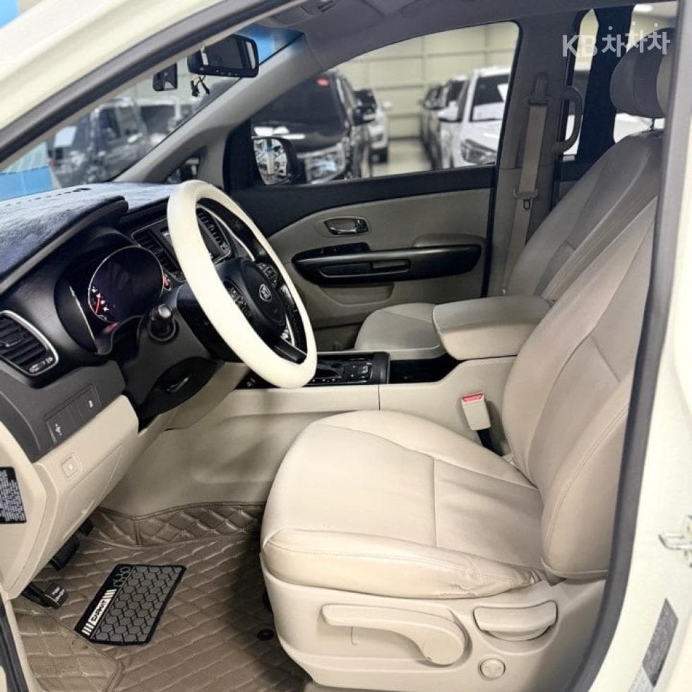 Kia All New Carnival9-seater 2.2 Diesel Luxury - 6
