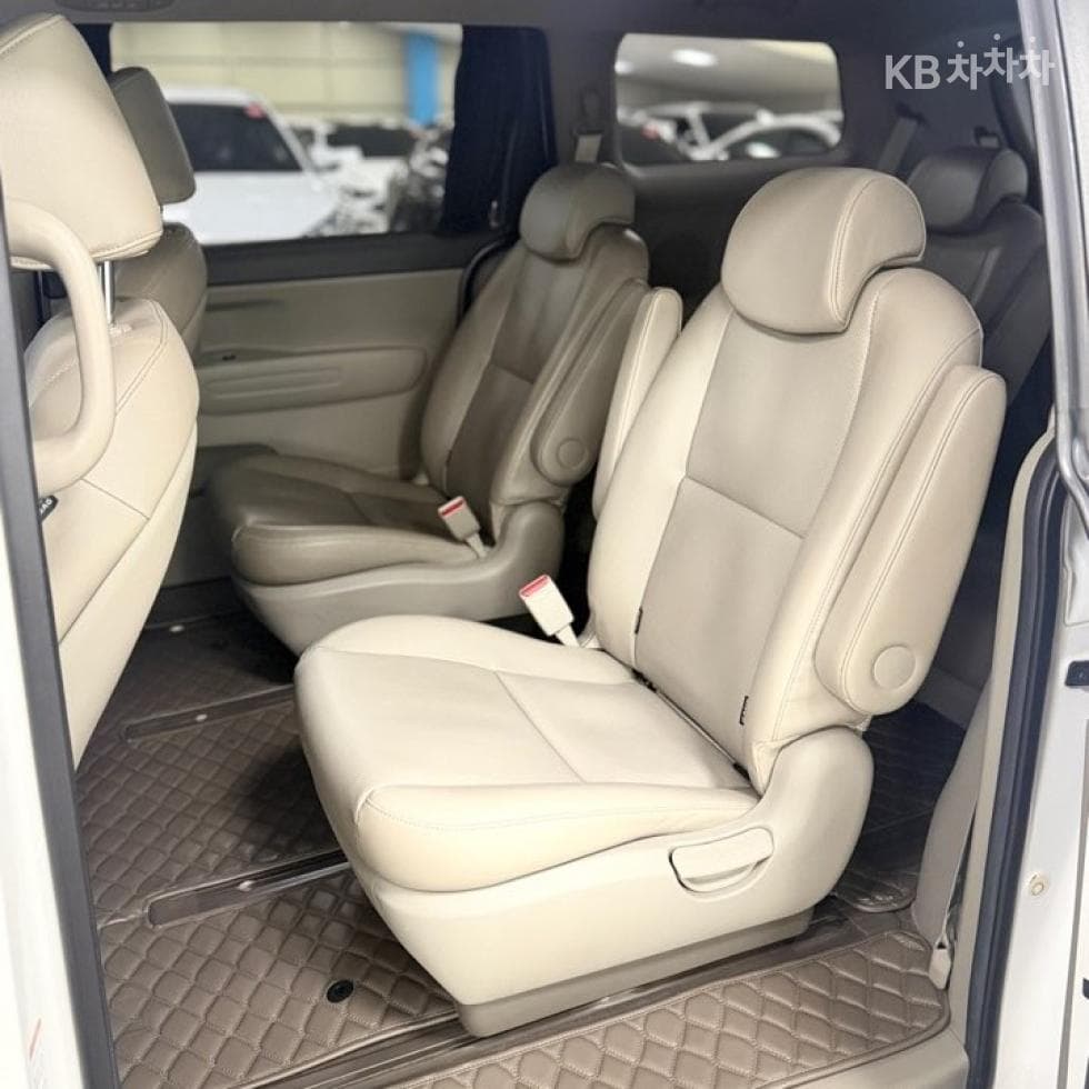 Kia All New Carnival9-seater 2.2 Diesel Luxury - 7