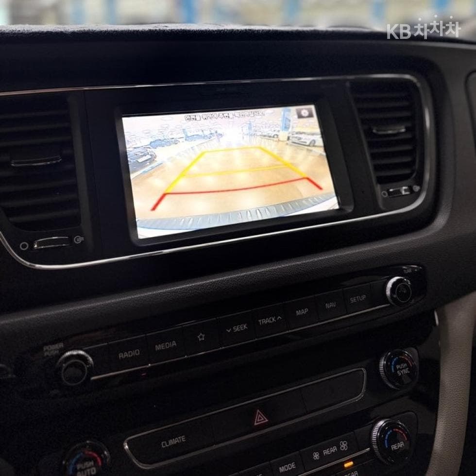 Kia All New Carnival9-seater 2.2 Diesel Luxury - 11