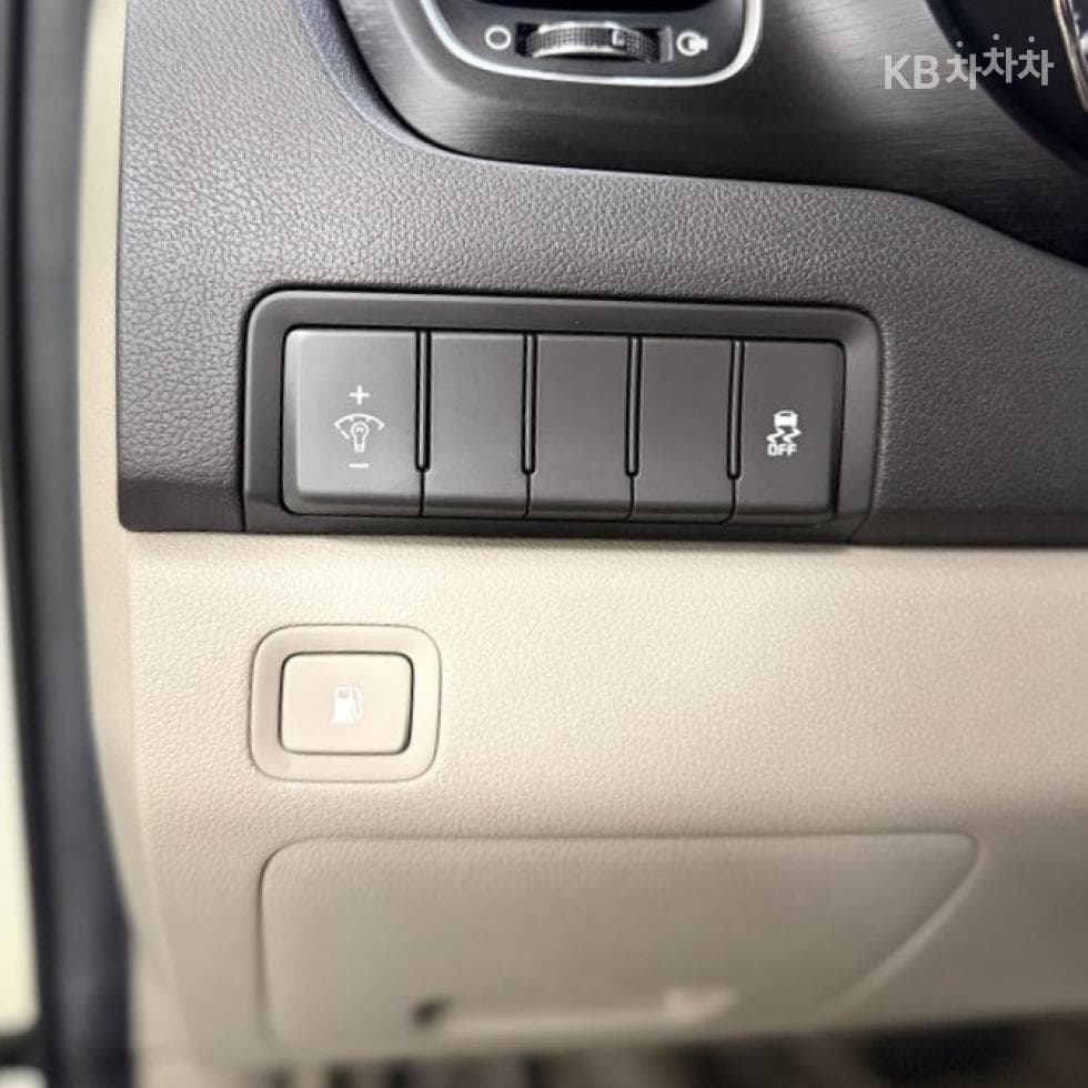 Kia All New Carnival9-seater 2.2 Diesel Luxury - 14